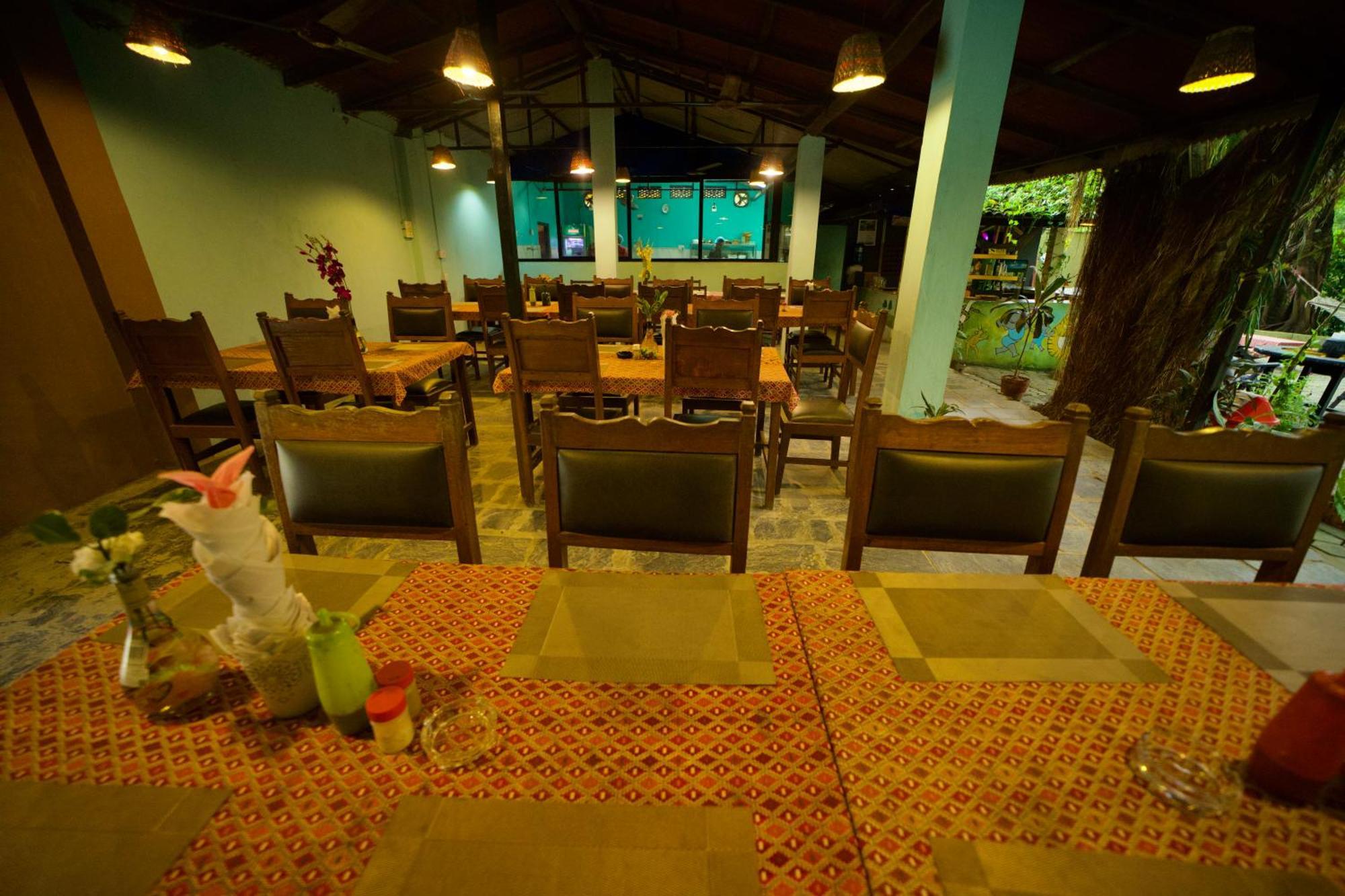 Chitwan Gaida Lodge - Animal Lovers & Birdwatchers Paradise Sauraha Dış mekan fotoğraf